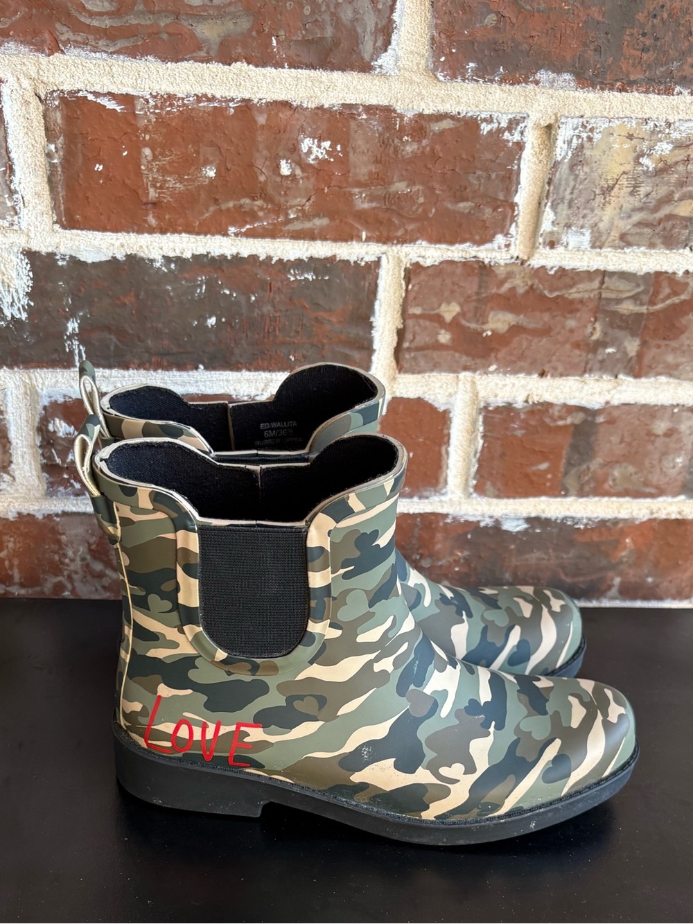 ED Ellen Degeneres Wallita Green Camo Love Rain Boots Size 6